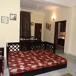 Tulsian Guest House & Apartments