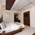 Oyo 17070 Varindavan Resort