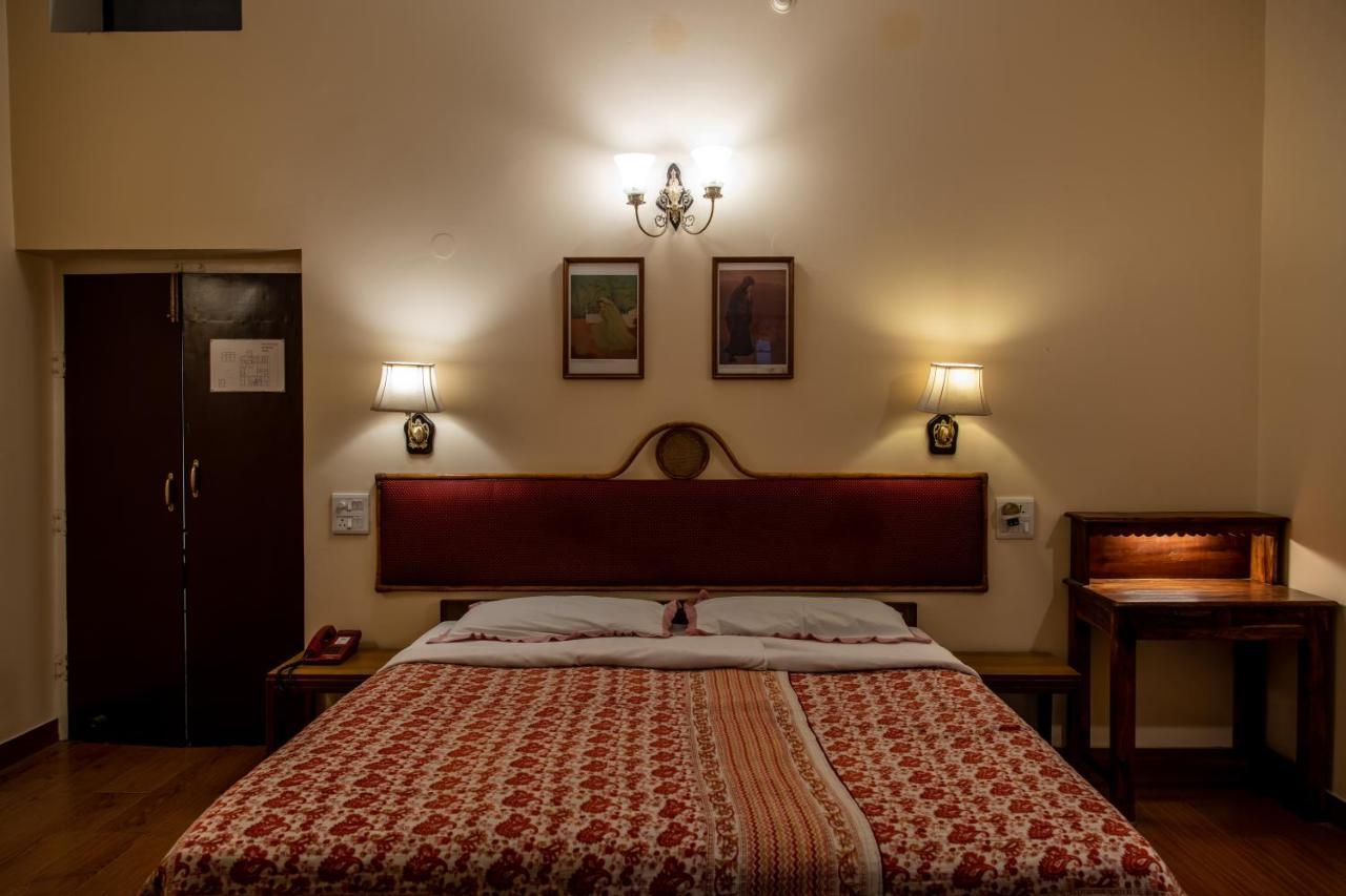 Jantar Hostel