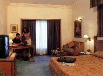 V Sarovar Portico Mi Road 4*