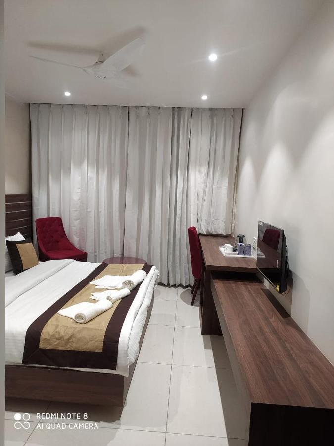 Hotel Rajlaxmi - Free Airport Pickup And Drop 4*