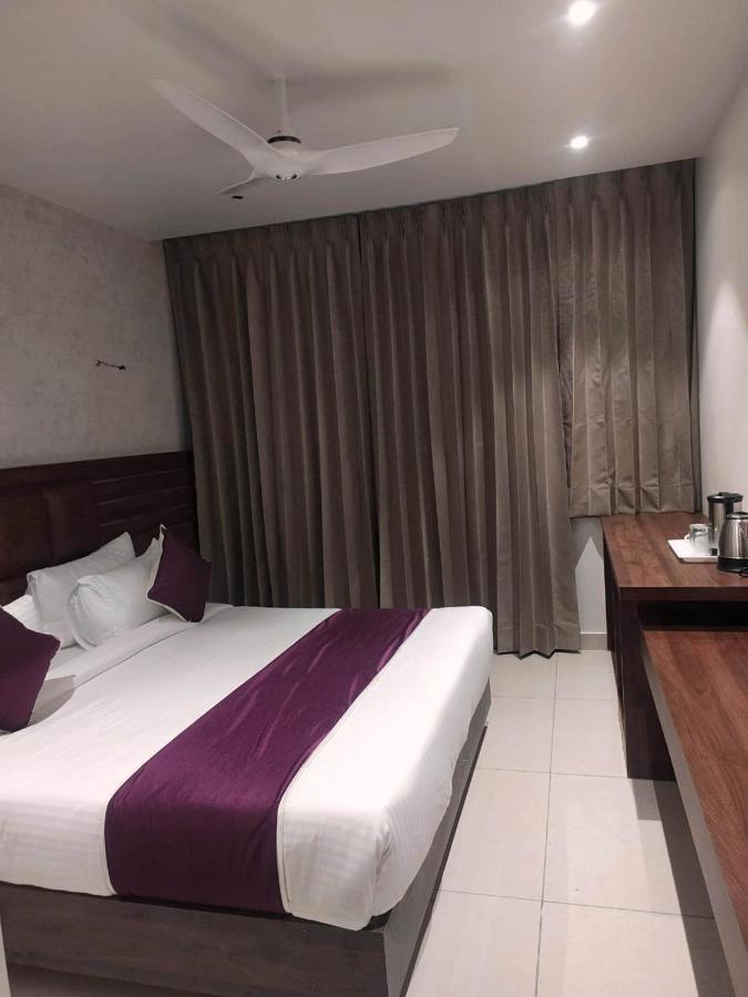 Hotel Rajlaxmi - Free Airport Pickup And Drop 4*