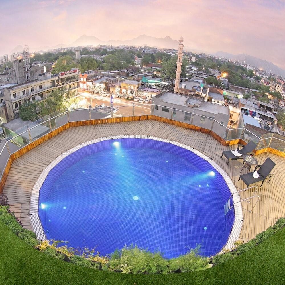 Hotel Lemon Tree Premier,