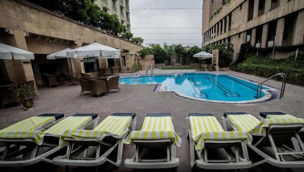 V Sarovar Portico Mi Road Hotel 4*