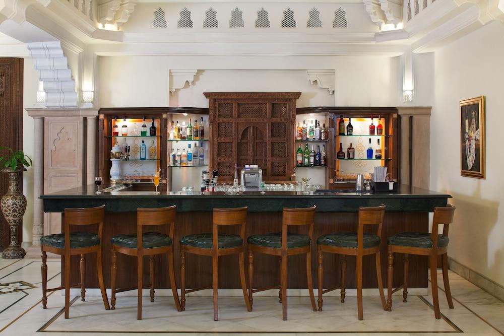 V Sarovar Portico Mi Road Hotel