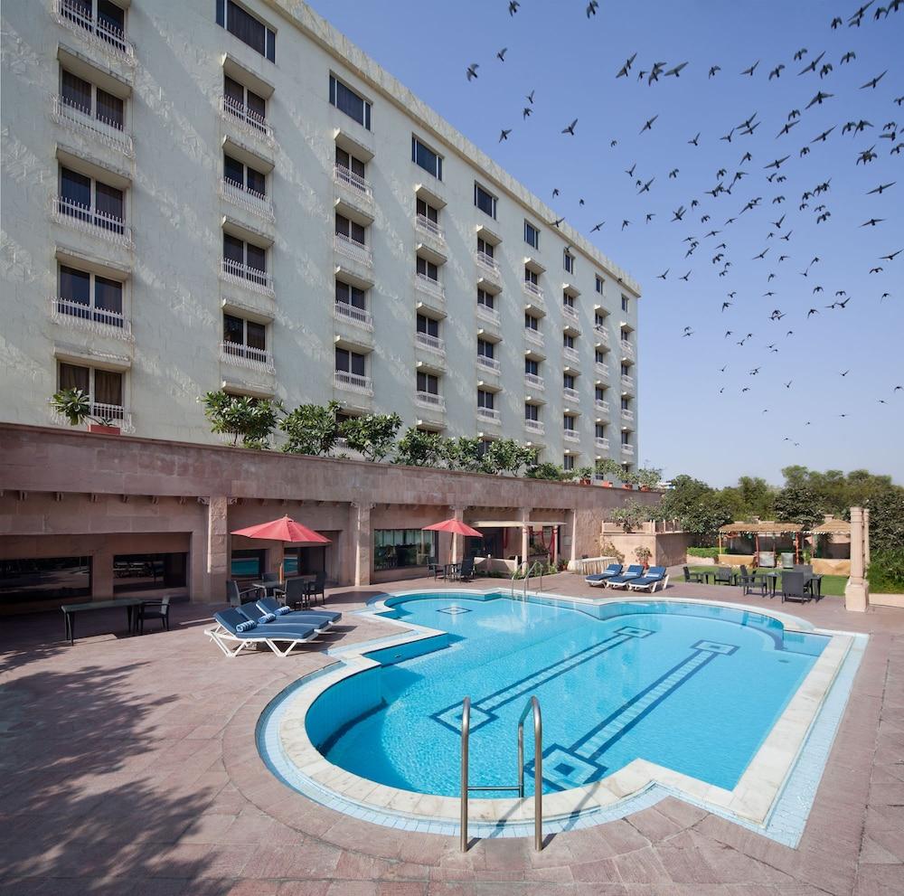 V Sarovar Portico Mi Road 4*