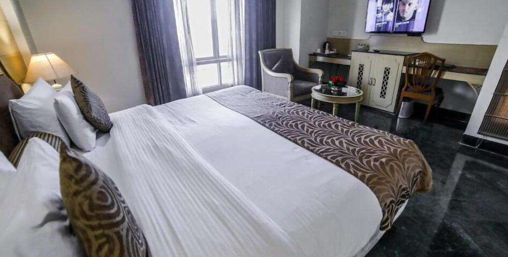 Hotel V Sarovar Portico Mi Road