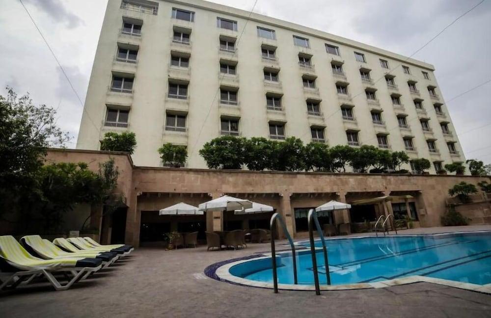Hotel V Sarovar Portico Mi Road 4*