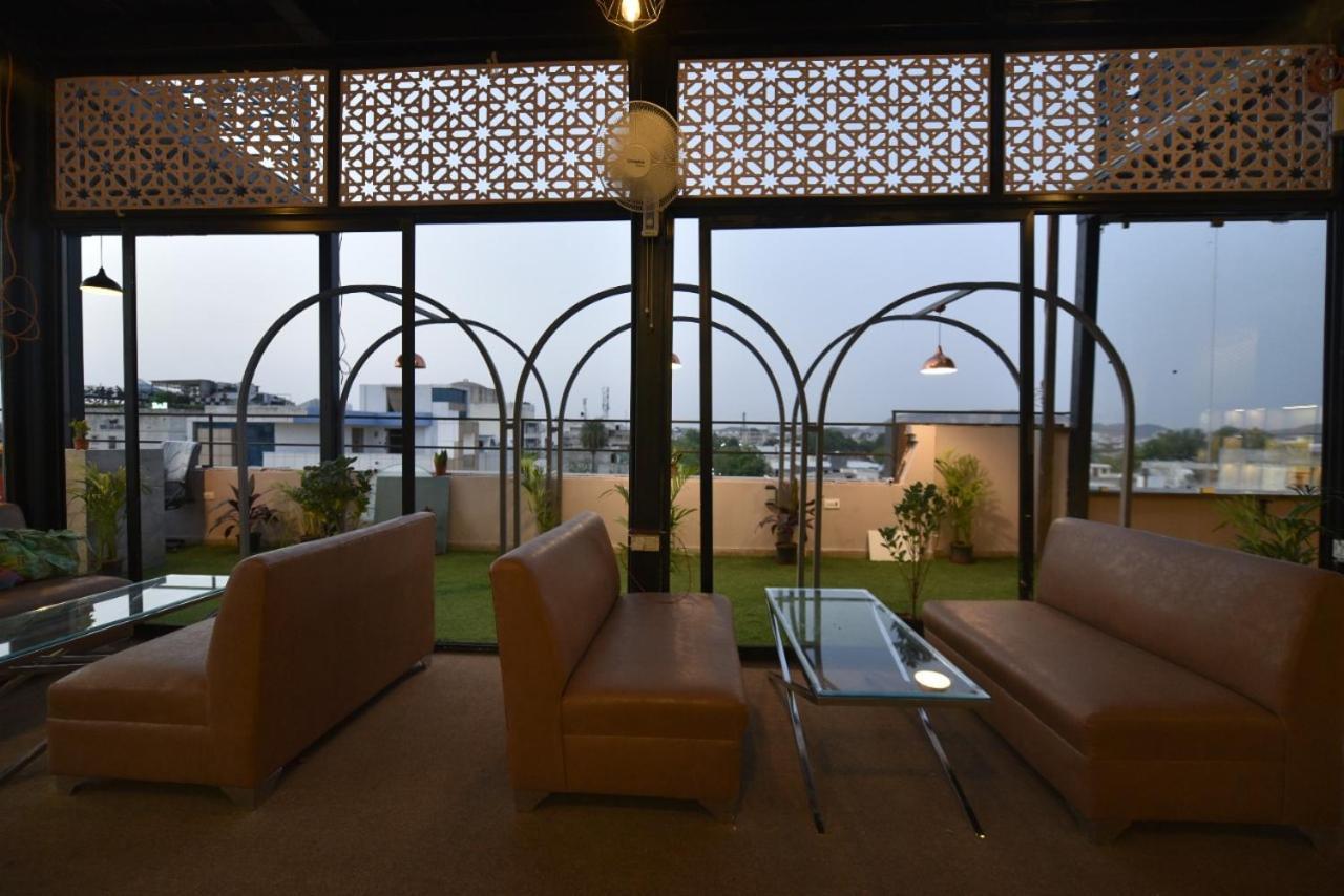 Crown Plaza Hotel 2*