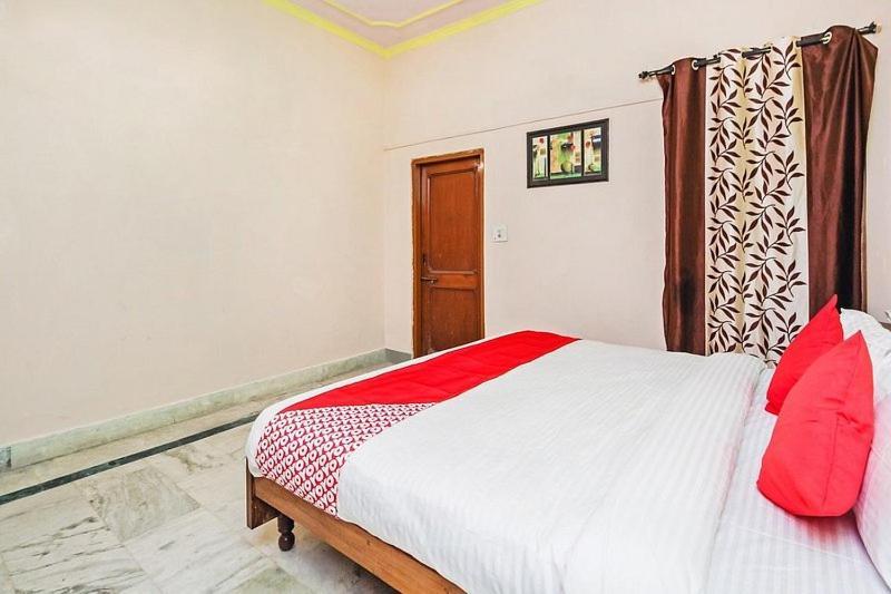 Apoorva Dlx Apartment *