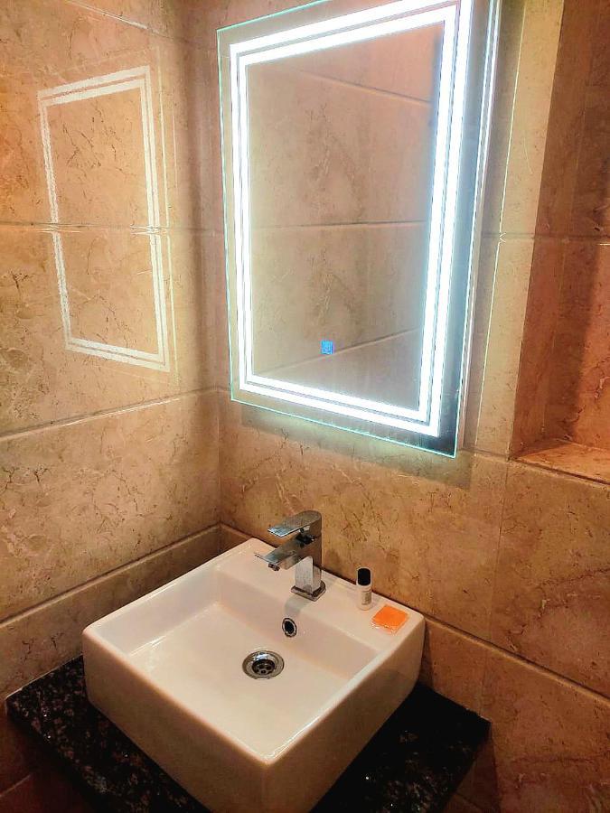 The Sarai, Hotel *
