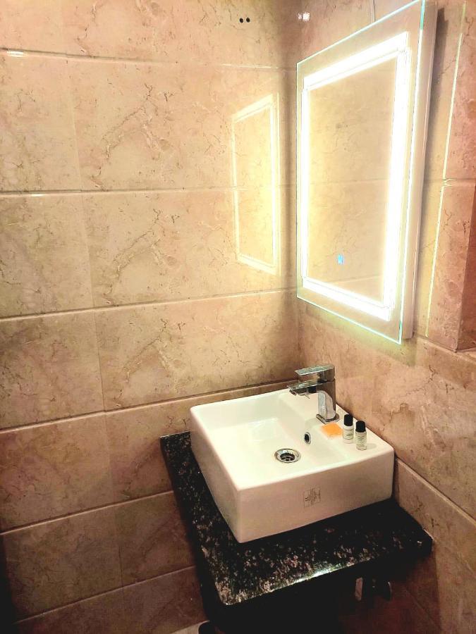 The Sarai, Hotel *