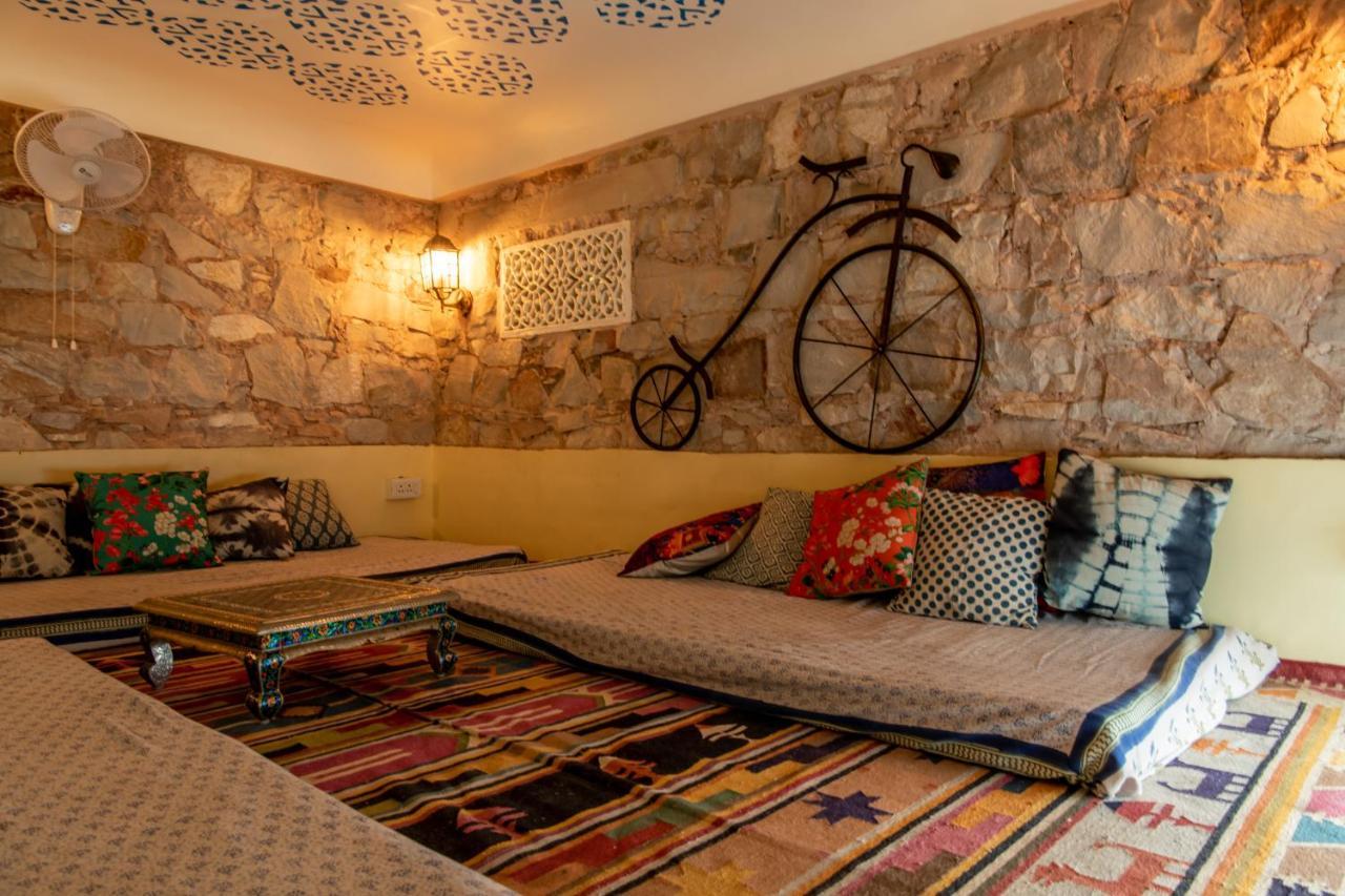 Jantar Hostel *