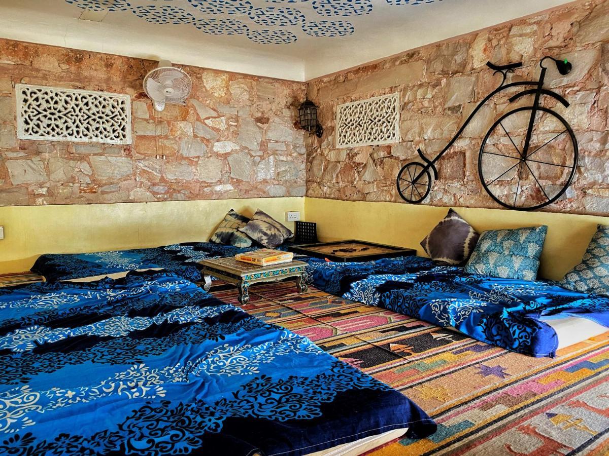 Jantar Hostel *