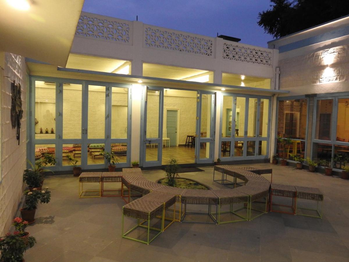 Jantar Hostel *