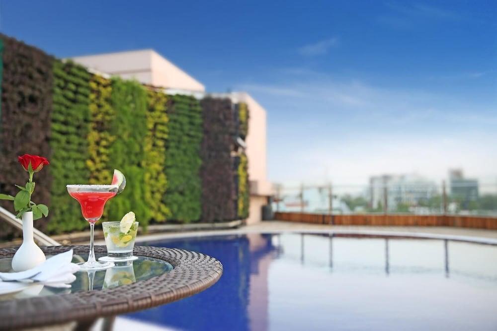 Hotel Lemon Tree Premier,