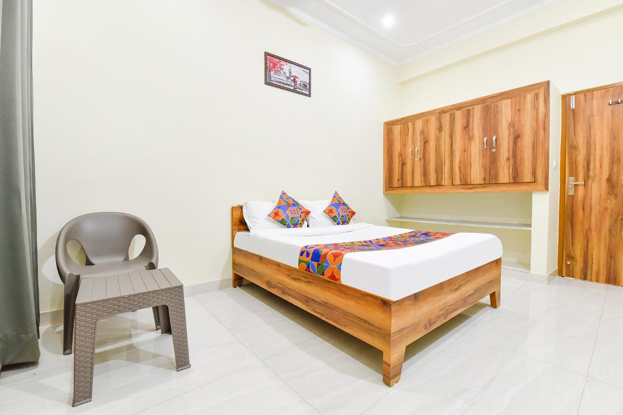 Oyo 82116 24a 7 Living Hotel