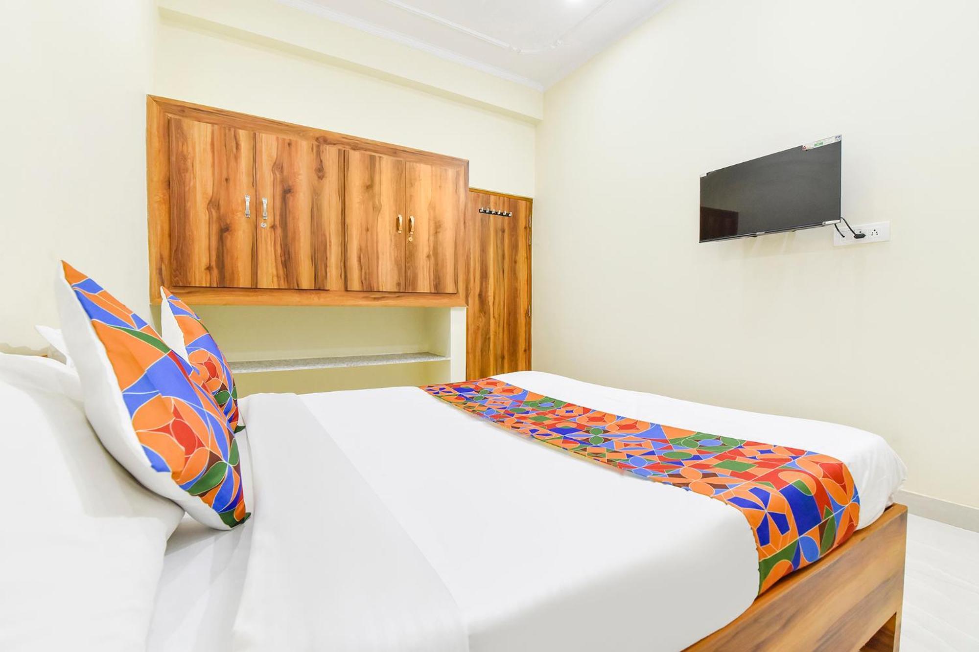 Oyo 82116 24a 7 Living Hotel