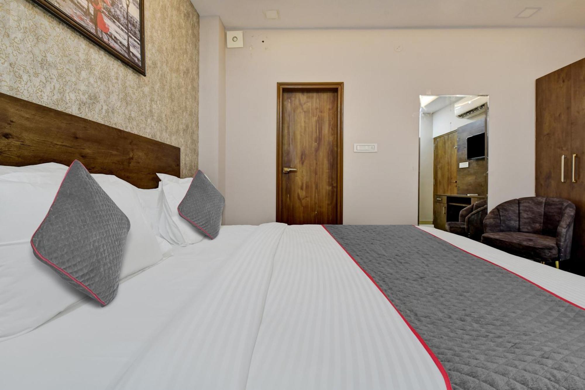 Hotel O Priyaj 3*