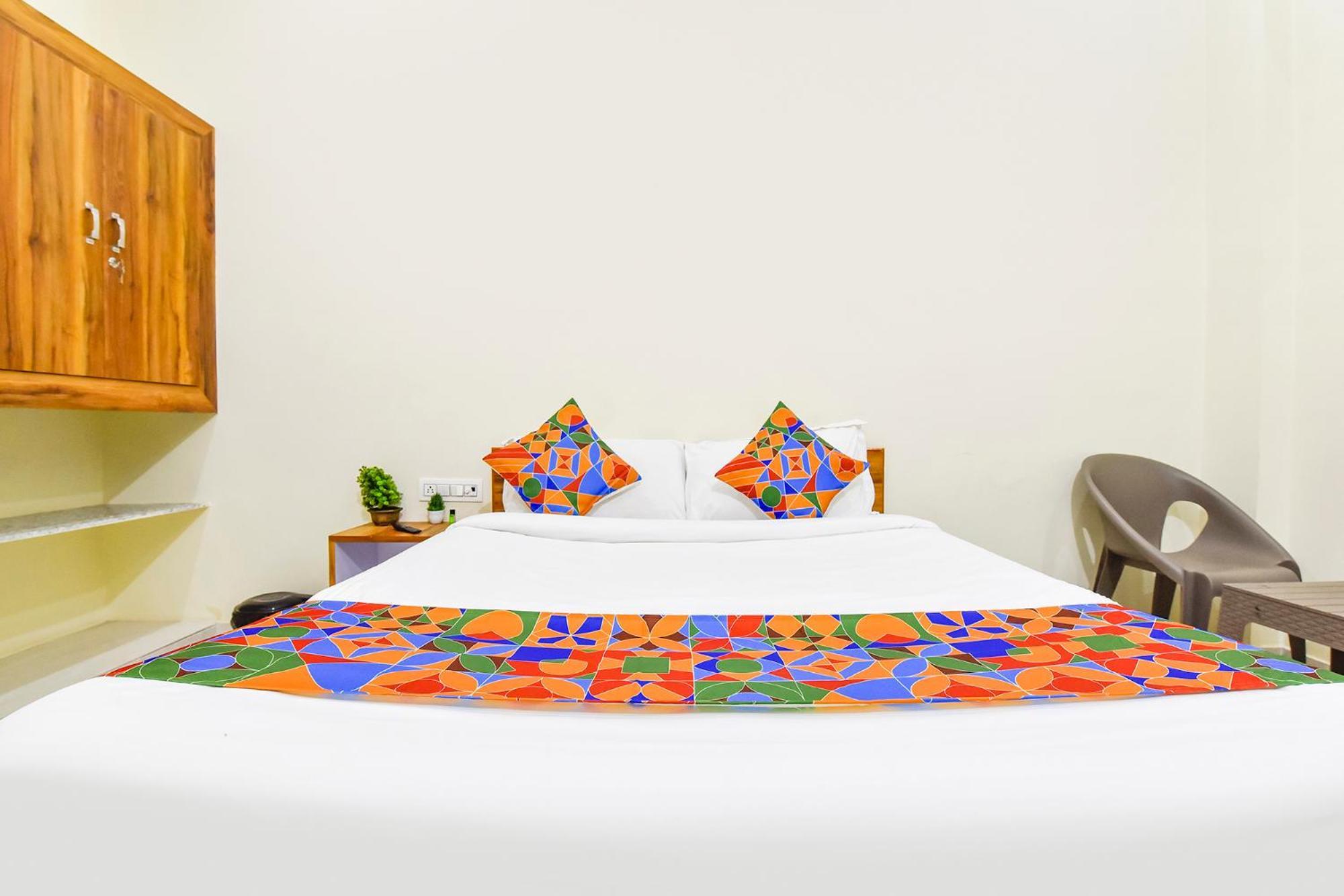 Oyo 82116 24a 7 Living Hotel