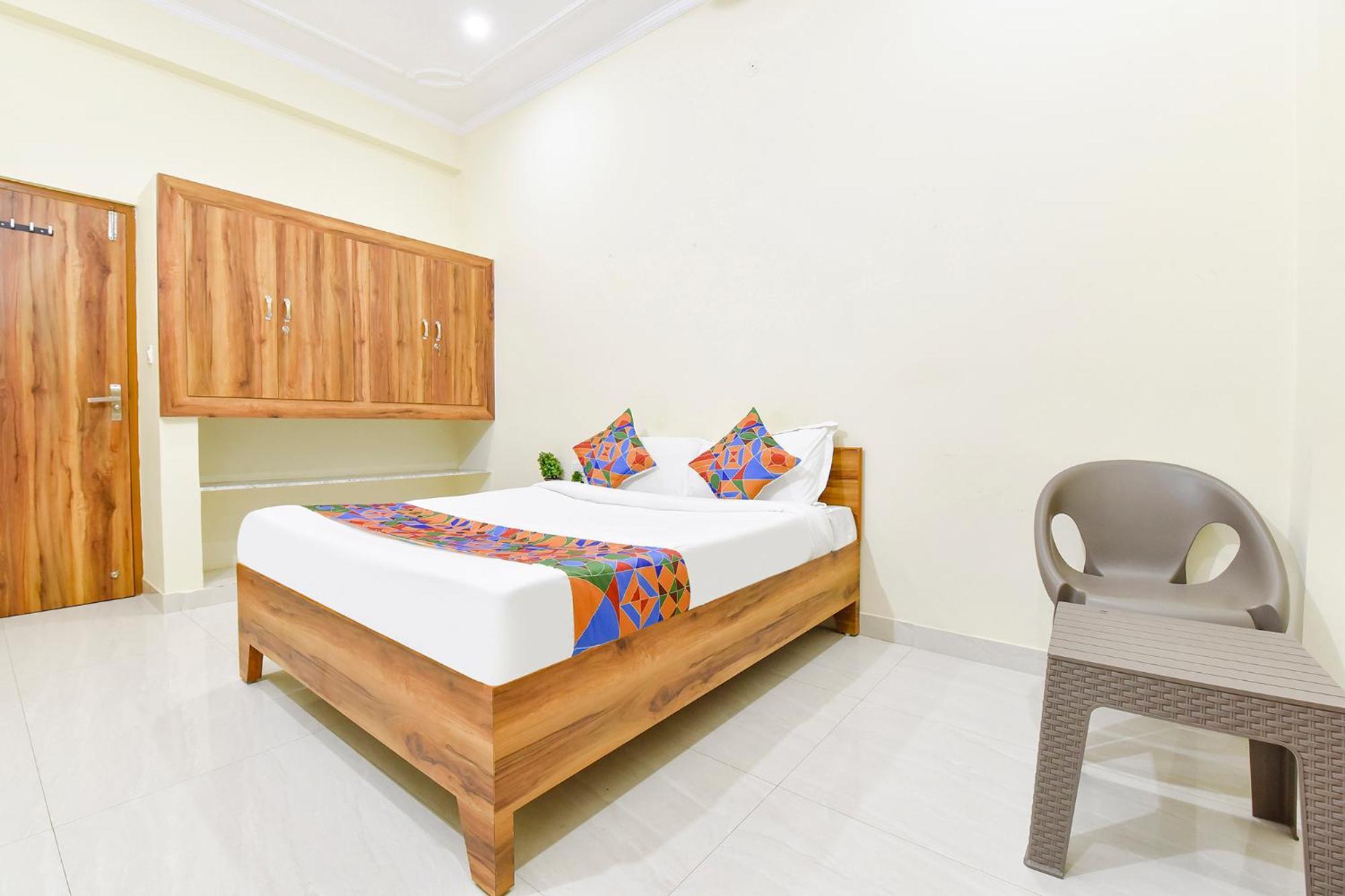 Hotel Oyo 82116 24a 7 Living 3*
