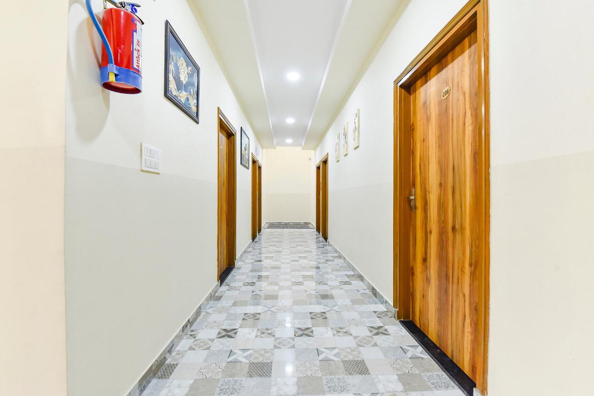 Oyo 82116 24a 7 Living 3*