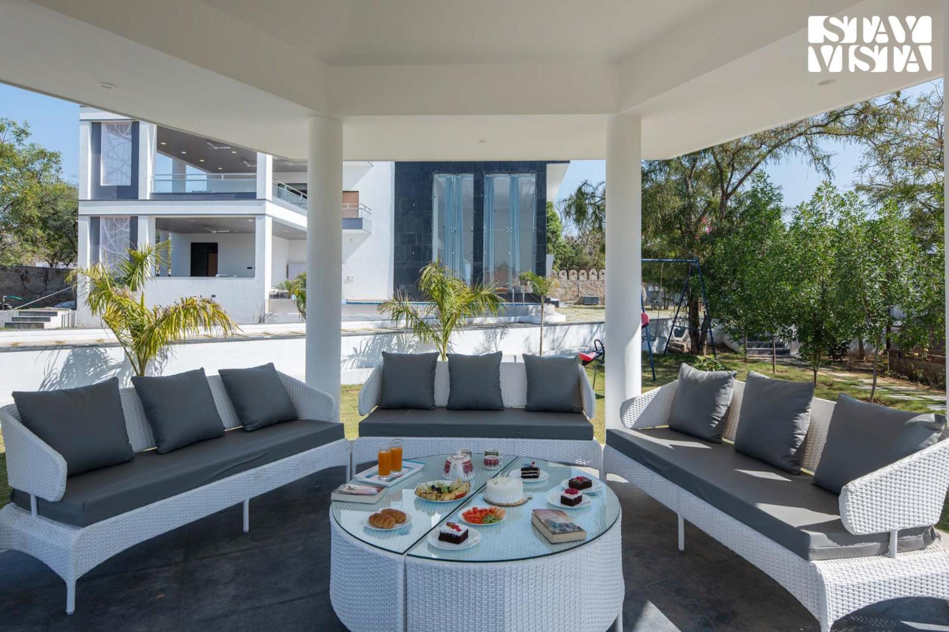 Stayvista's Avadh Vatika - Mountain-view With Outdoor Pool, Lawn Featuring A Gazebo & Bar