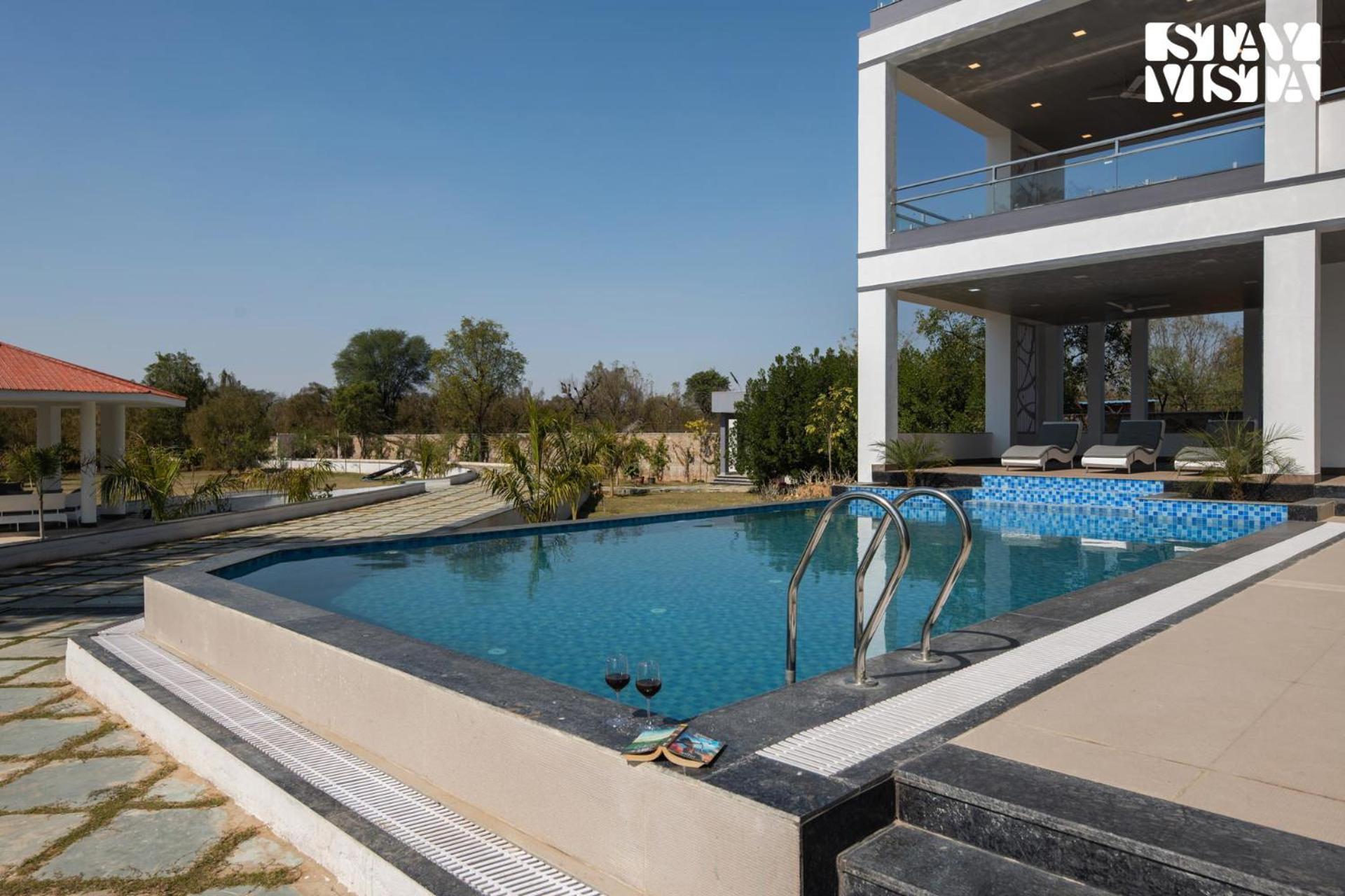 Stayvista's Avadh Vatika - Mountain-view With Outdoor Pool, Lawn Featuring A Gazebo & Bar Villa