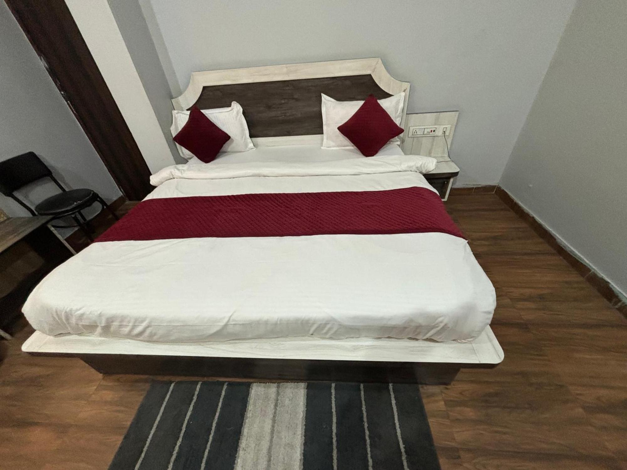 Lakhdatar Palace 3*