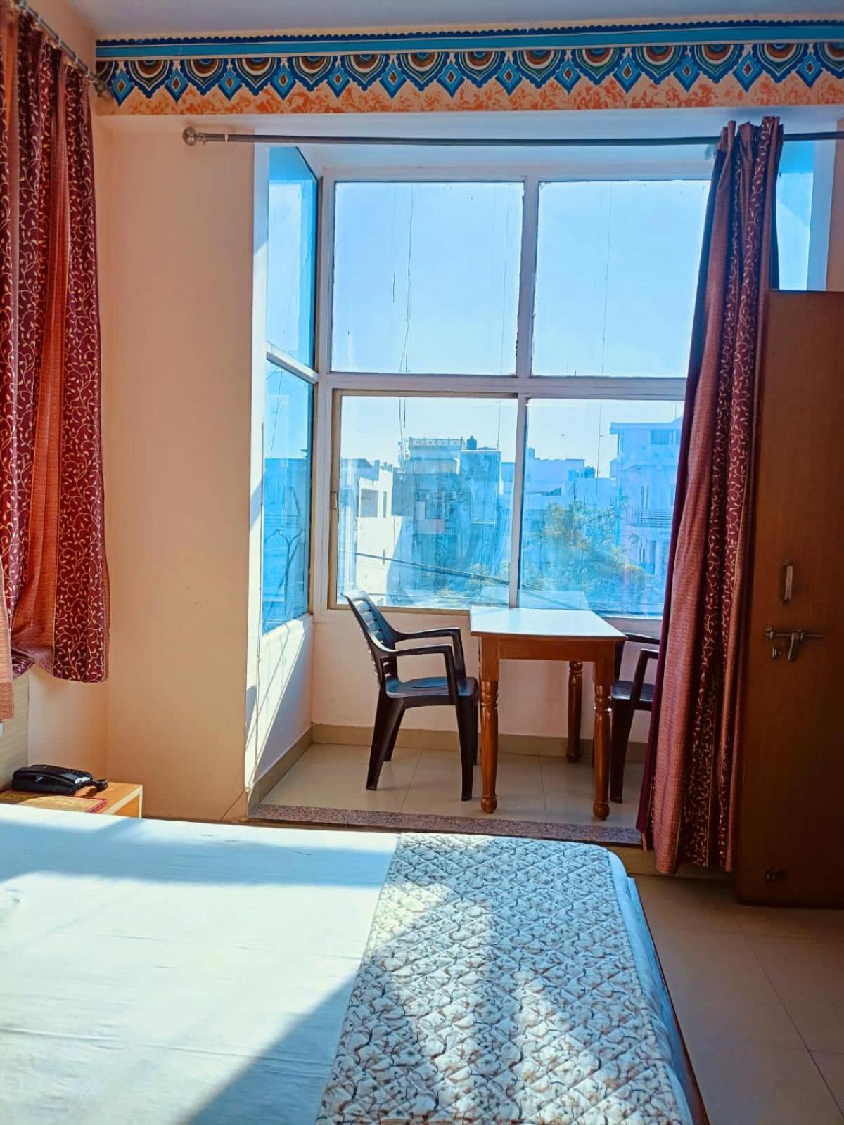Braj Haveli Hotel *