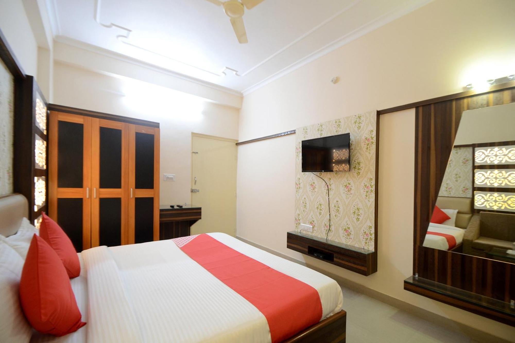 Oyo Bridge Hotel