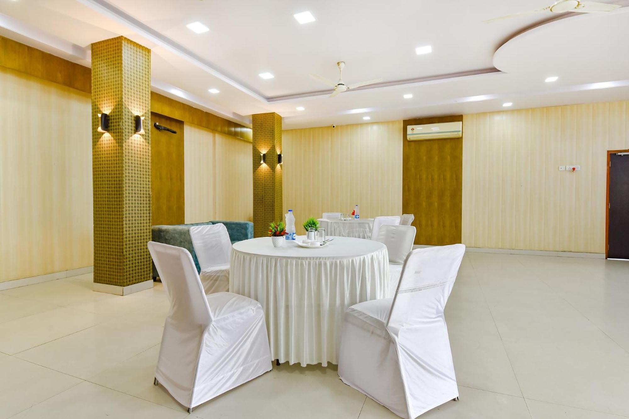 Hotel Fabhotel Pink Palace 3*