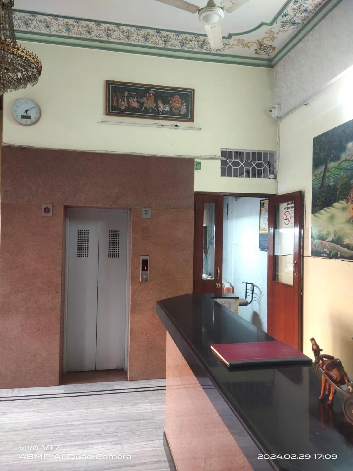 Hotel Surbhi Palace 2*