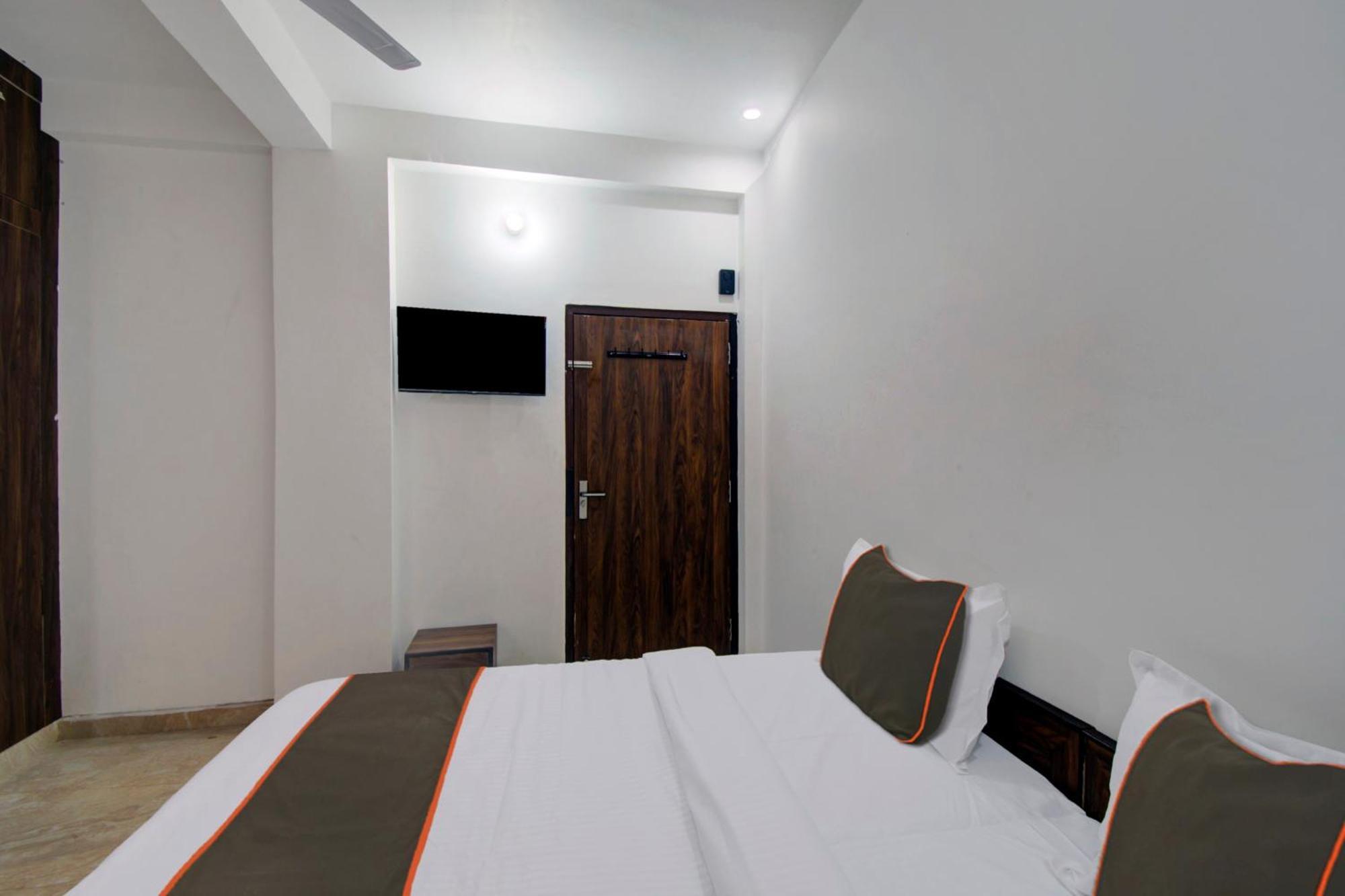 Oyo 82094 Saras Hotel Jaipur