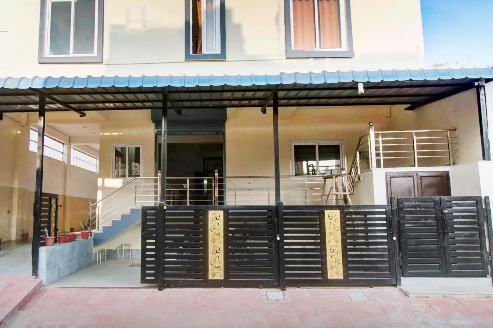 Oyo 82094 Saras 4*