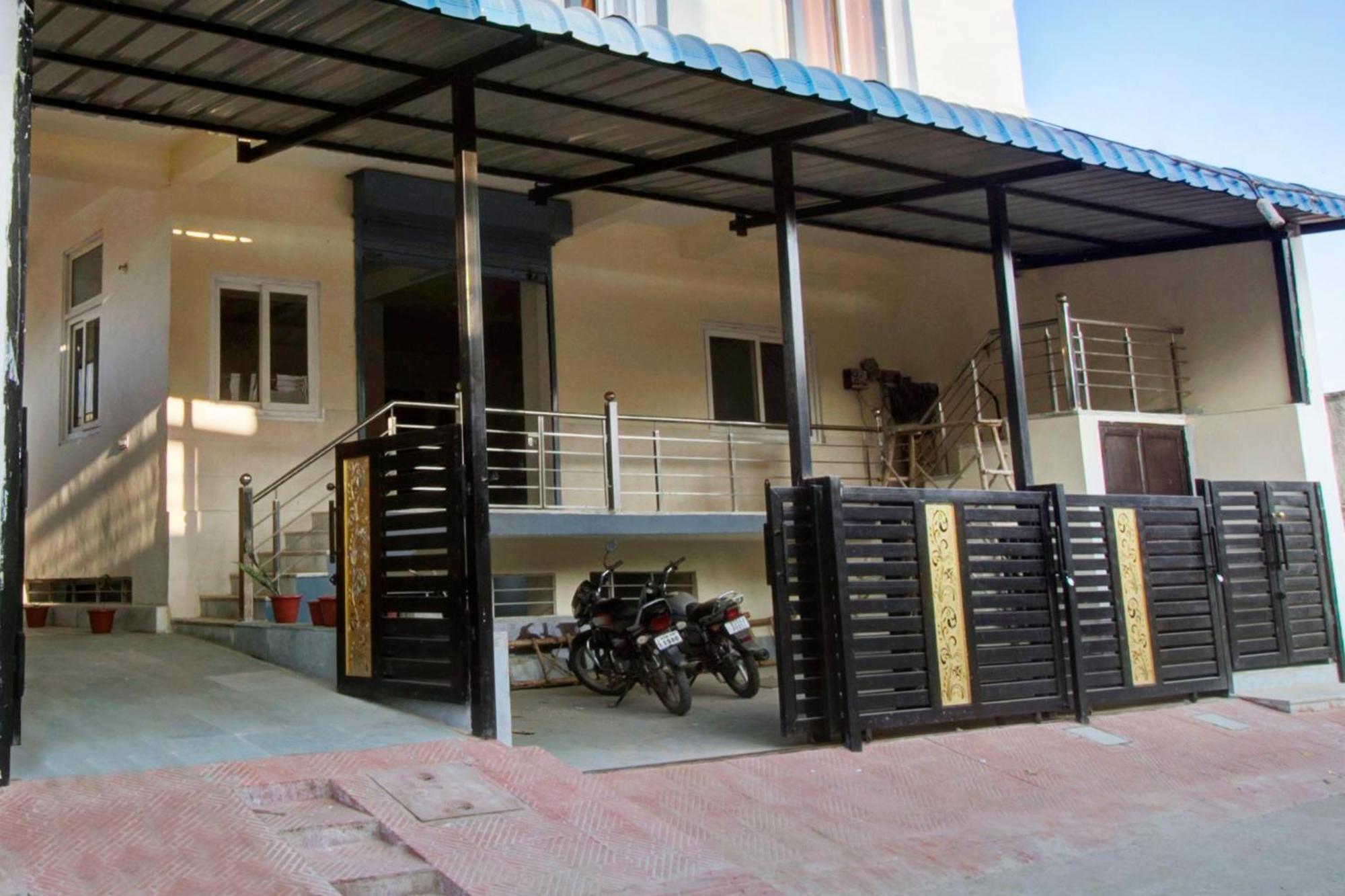 Hotel Oyo 82094 Saras 4*
