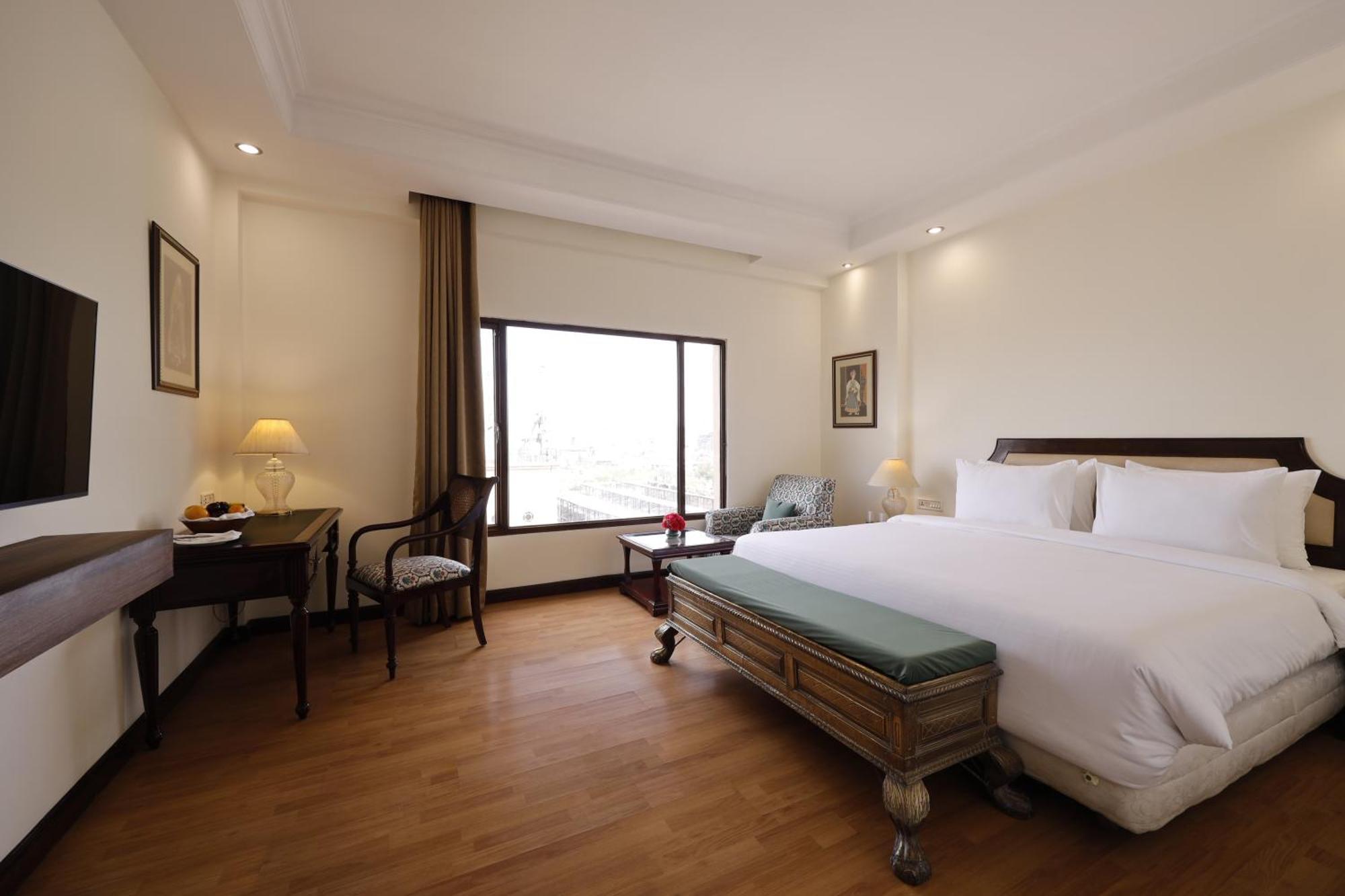 Hotel V Sarovar Portico Mi Road 4*