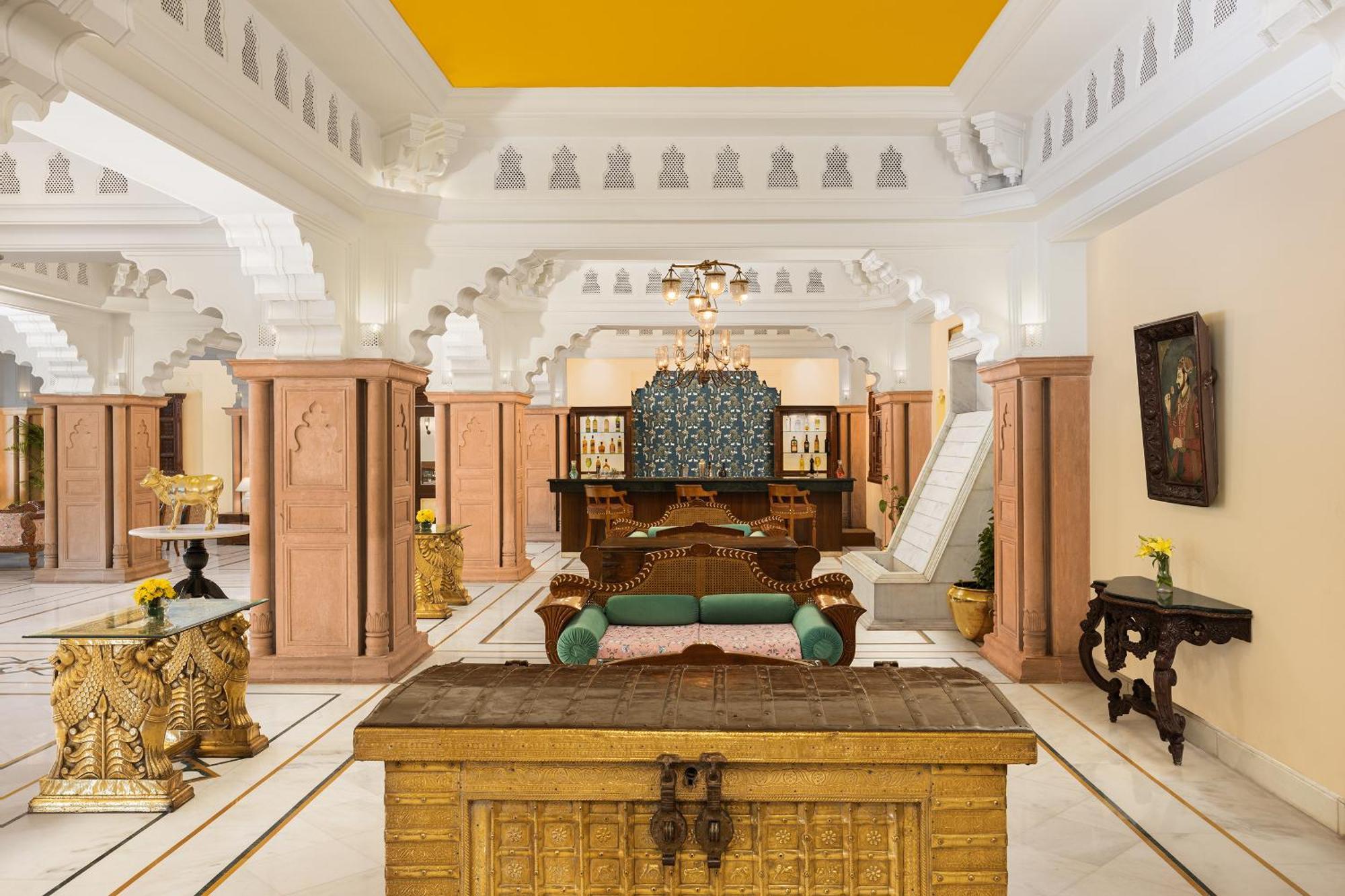 V Sarovar Portico Mi Road Hotel 4*