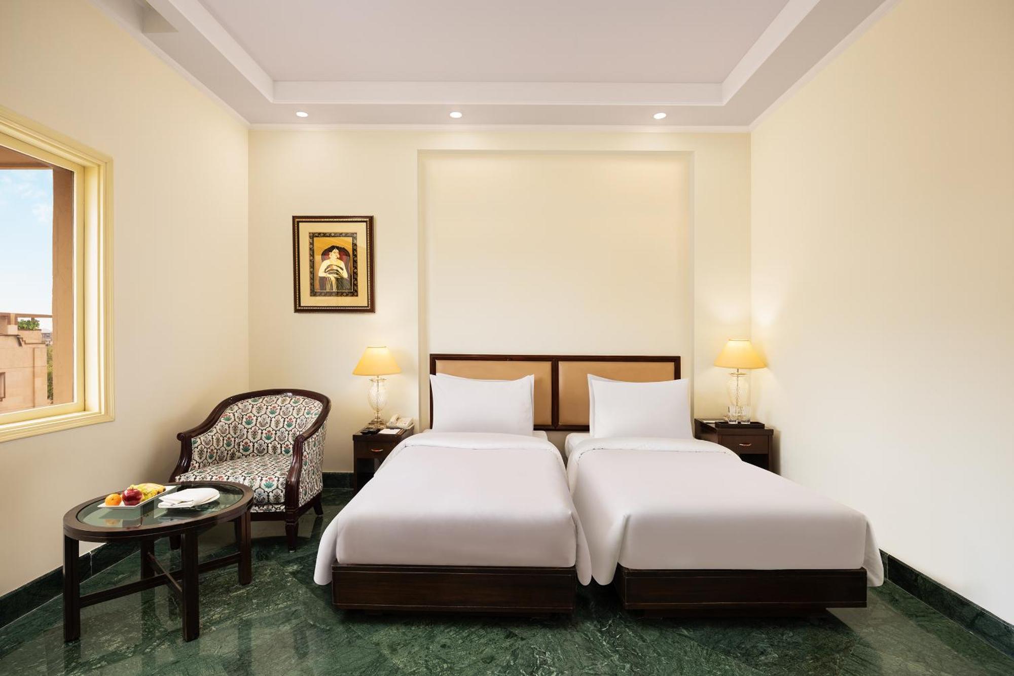 Hotel V Sarovar Portico Mi Road 4*