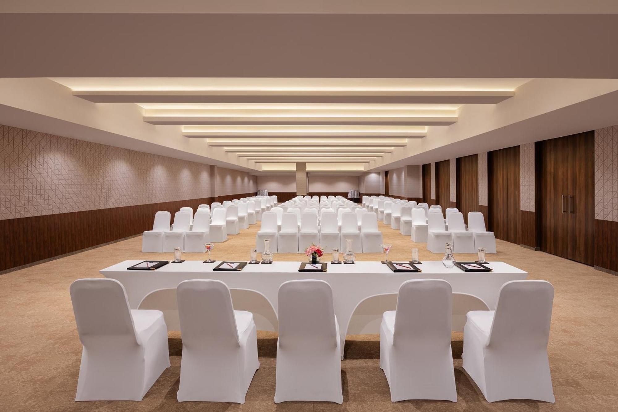 Hotel V Sarovar Portico Mi Road