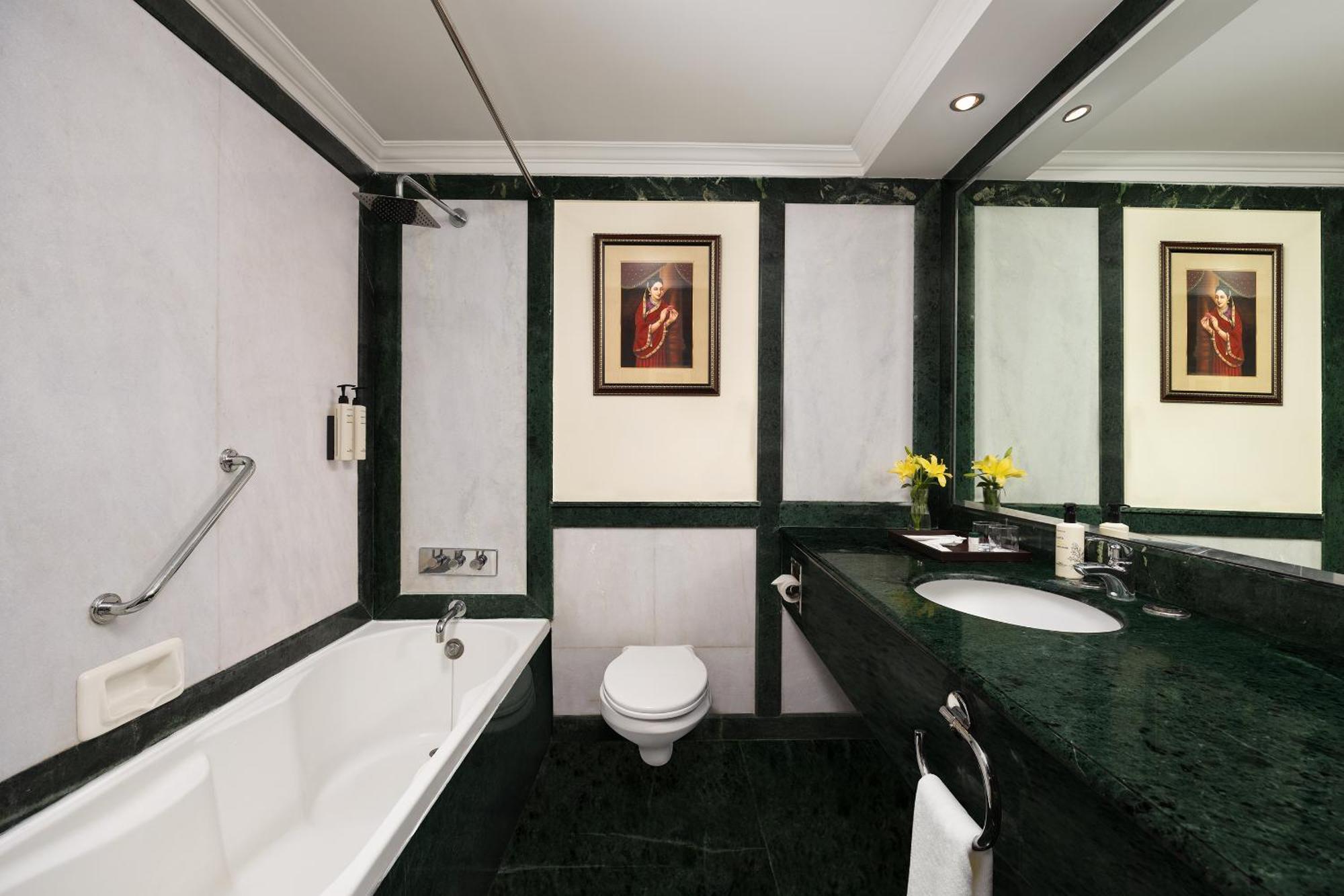 V Sarovar Portico Mi Road Hotel 4*
