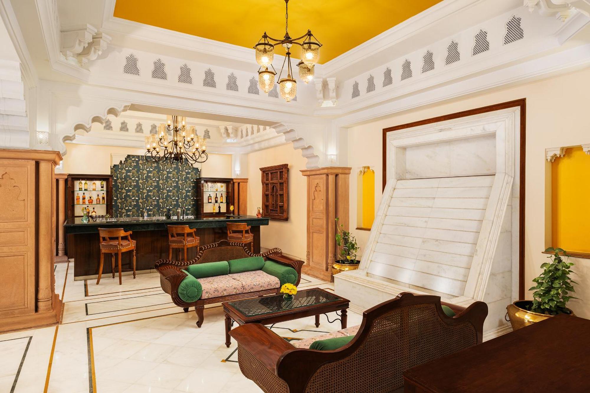 V Sarovar Portico Mi Road Hotel 4*