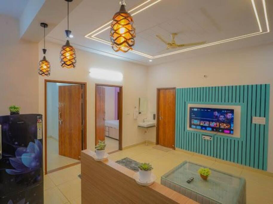 Sky Port Bhk Netflix Prime Wi-fi Rooftop Apartment *