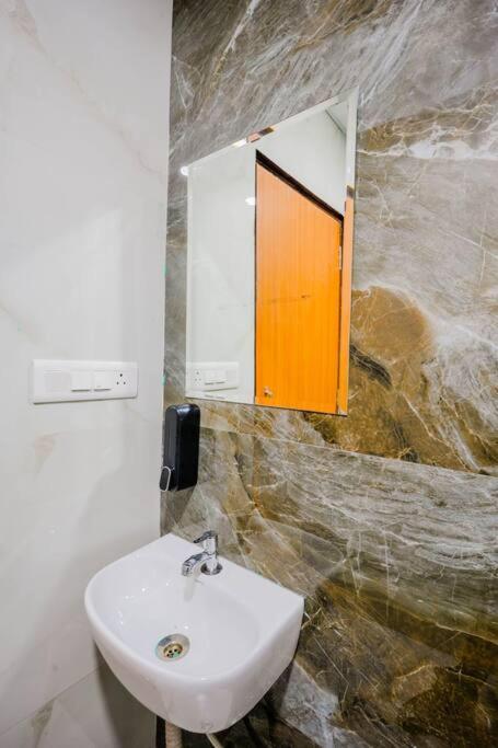 Sky Port Bhk Netflix Prime Wi-fi Rooftop Apartment *