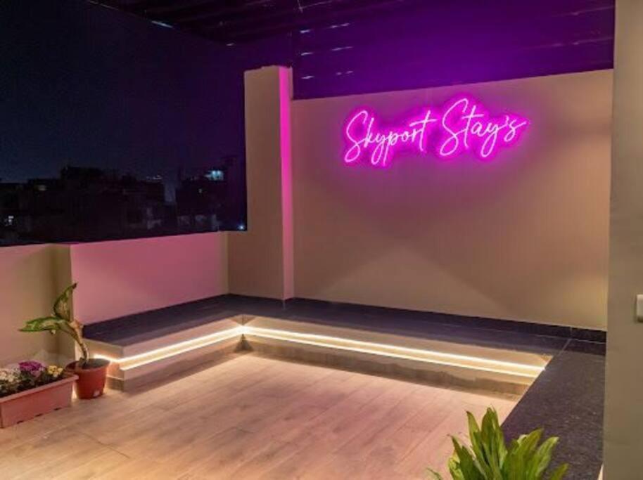 Apartment Sky Port Bhk Netflix Prime Wi-fi Rooftop *