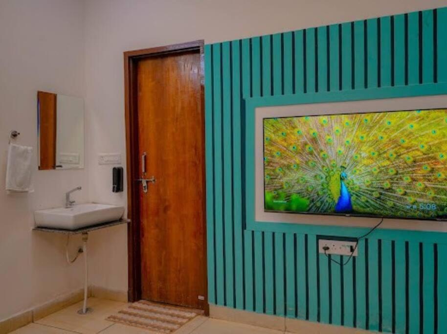 Sky Port Bhk Netflix Prime Wi-fi Rooftop Apartment