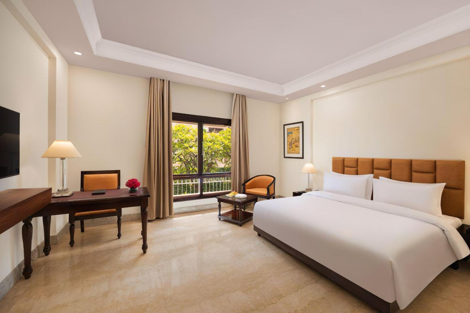 V Sarovar Portico Mi Road Hotel 4*