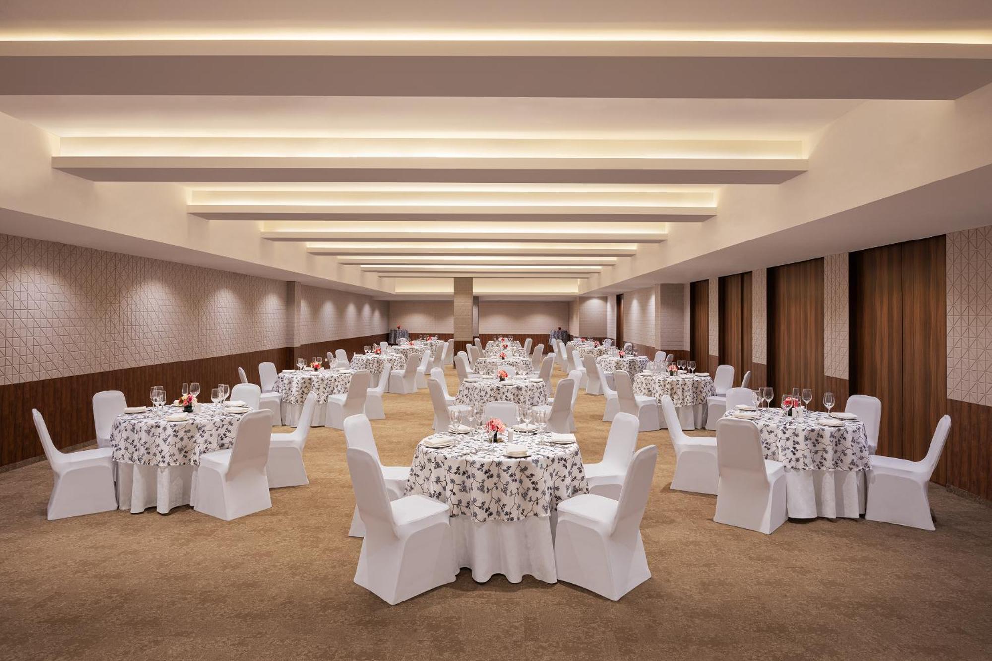V Sarovar Portico Mi Road Hotel 4*