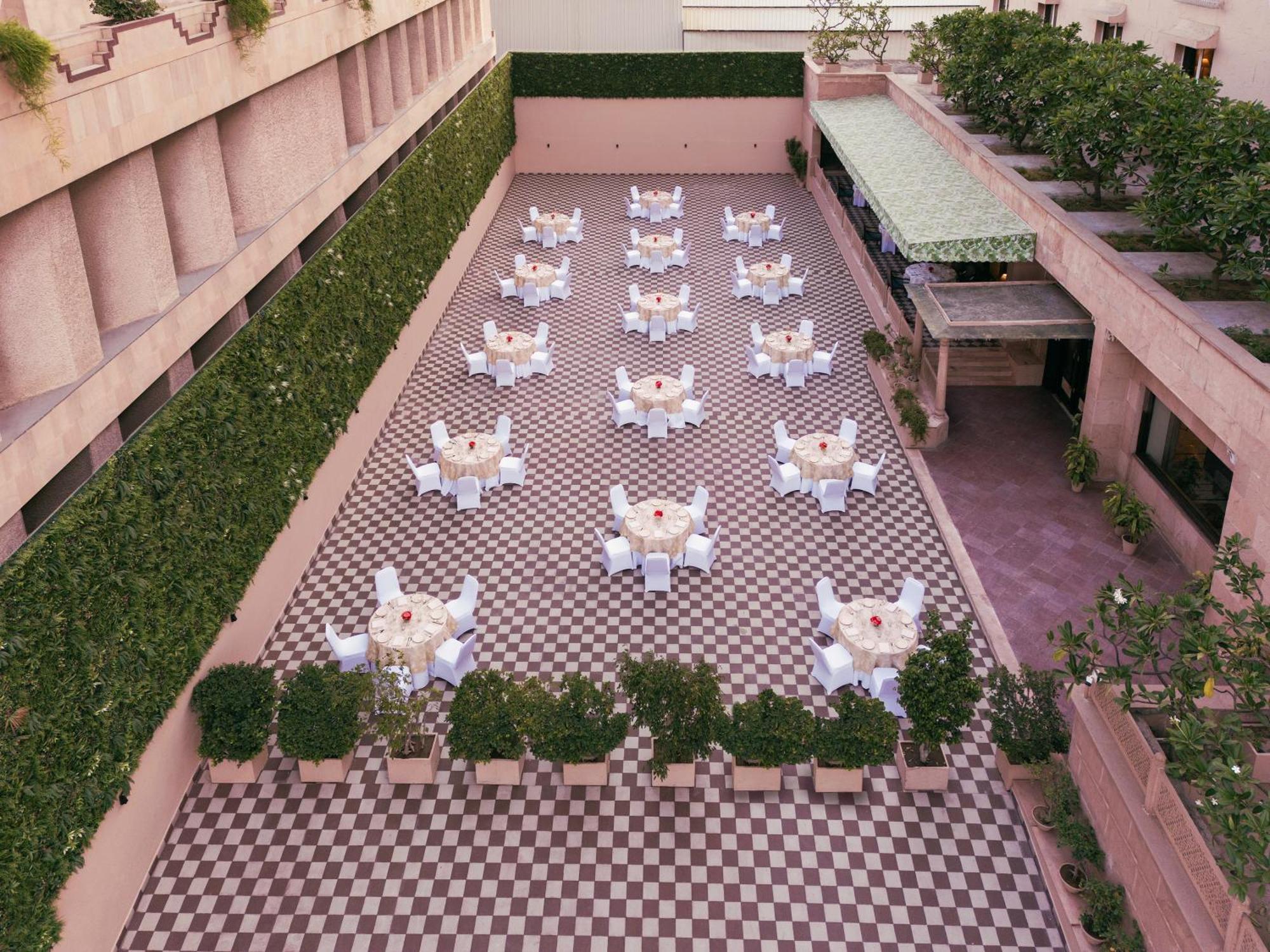 Hotel V Sarovar Portico Mi Road