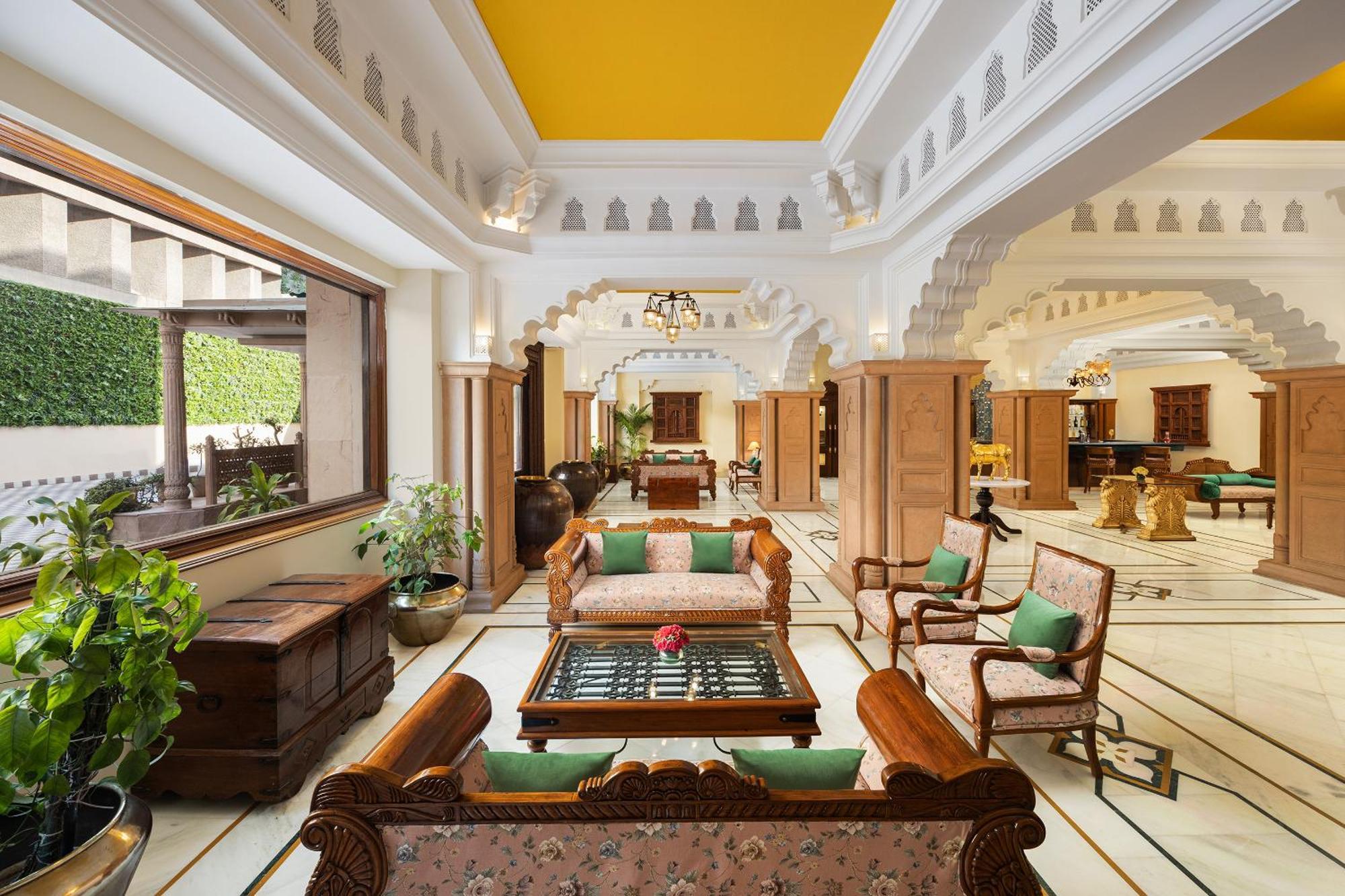 V Sarovar Portico Mi Road Hotel 4*